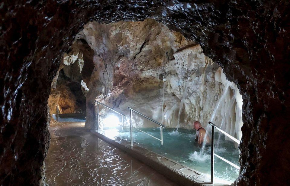 Hang động tắm hơi nổi tiếng sập tiệm do khủng hoảng nhiên liệu-2