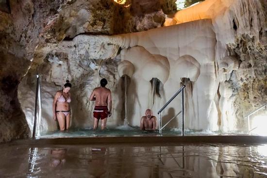 Hang động tắm hơi nổi tiếng 'sập tiệm' do khủng hoảng nhiên liệu