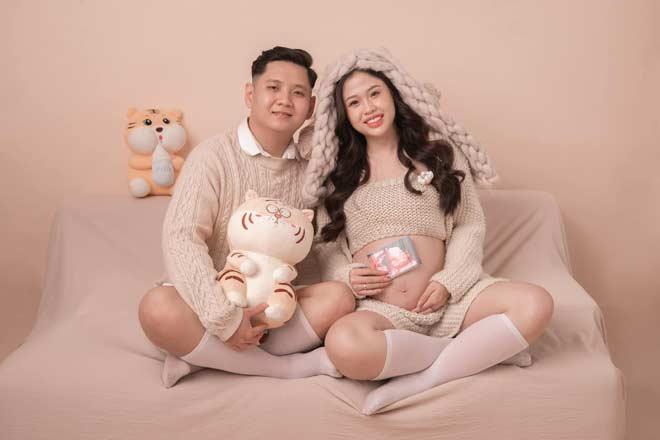 Vợ đi đẻ về được chồng tặng bó hoa ngập tiền-2