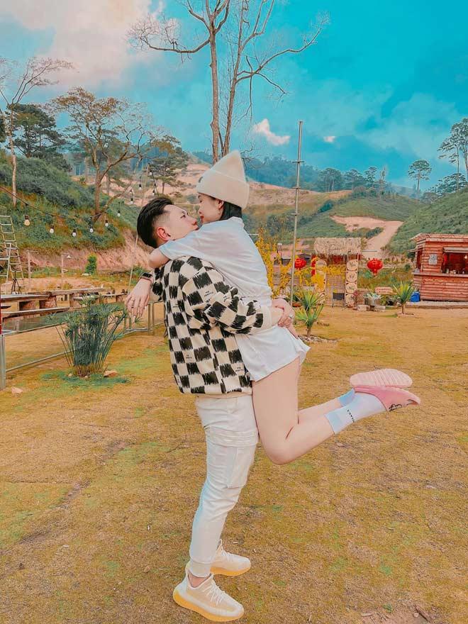 Vợ đi đẻ về được chồng tặng bó hoa ngập tiền-3