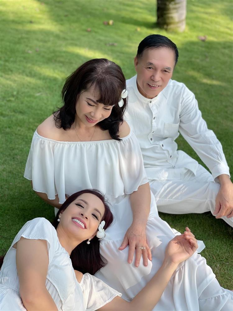 Tin showbiz Việt ngày 13/10: Quý Bình chúc mừng vợ ngày doanh nhân-7