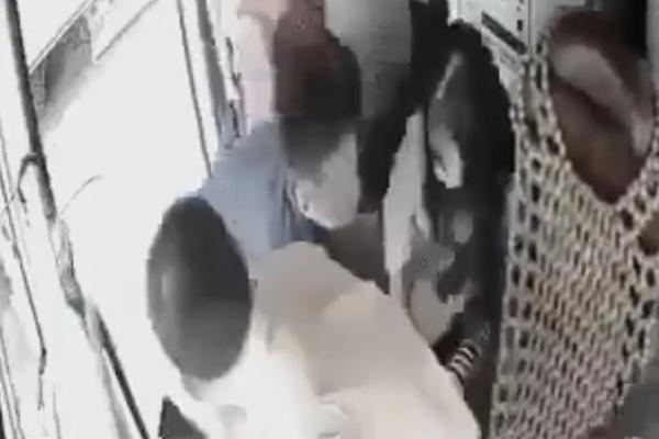 Bị tố sàm sỡ vợ người khác, gã hàng xóm nói chỉ phủi sâu trên ngực rồi chém anh chồng-2