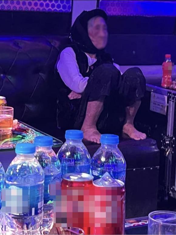 Cụ bà 97 tuổi đi hát karaoke với con cháu gây bão mạng-2