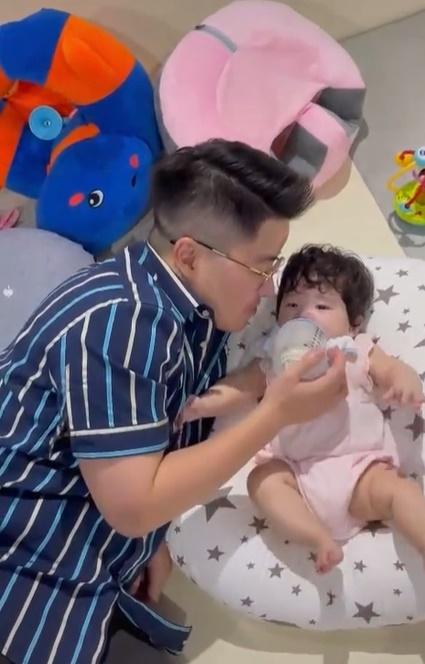 Hôn nhân mỹ nam chuyển giới nổi tiếng với CEO hơn 21 tuổi-5