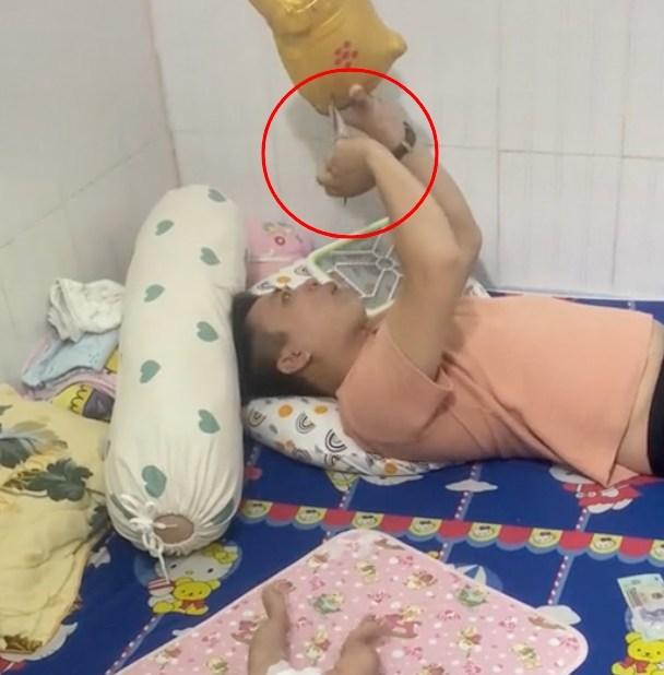 Chồng mải mê móc tiền heo đất, vợ lặng lẽ chụp bằng chứng phạm tội-2