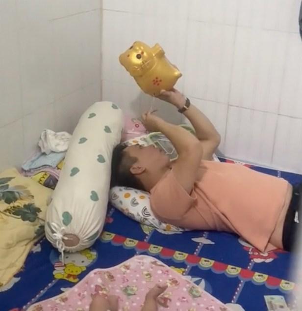 Chồng mải mê móc tiền heo đất, vợ lặng lẽ chụp bằng chứng phạm tội-4