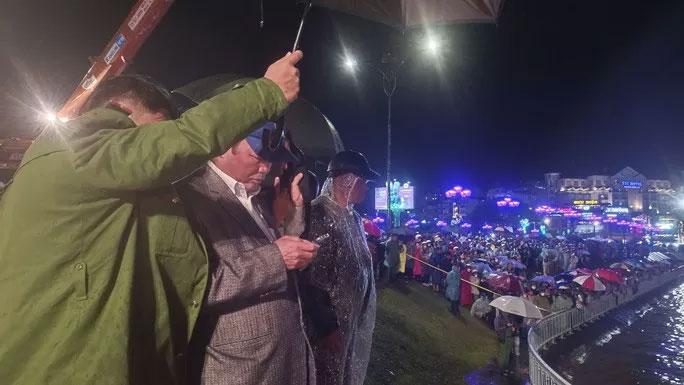 Ô tô lao xuống hồ Xuân Hương, đã tìm thấy 2 thi thể-6