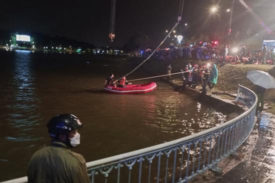 Ô tô lao xuống hồ Xuân Hương, đã tìm thấy 2 thi thể