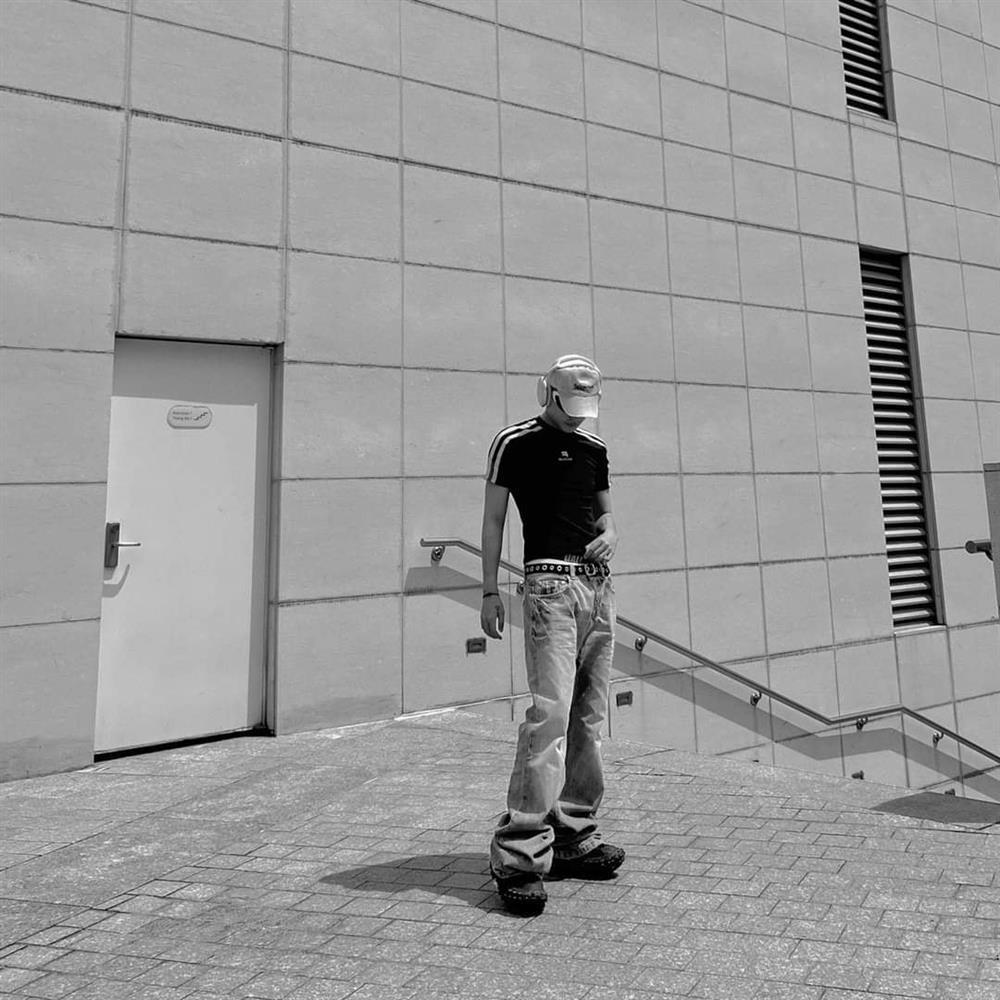 Mặc tin đồn kết hôn, Sơn Tùng khoe style Khá Bảnh gây tranh cãi-4