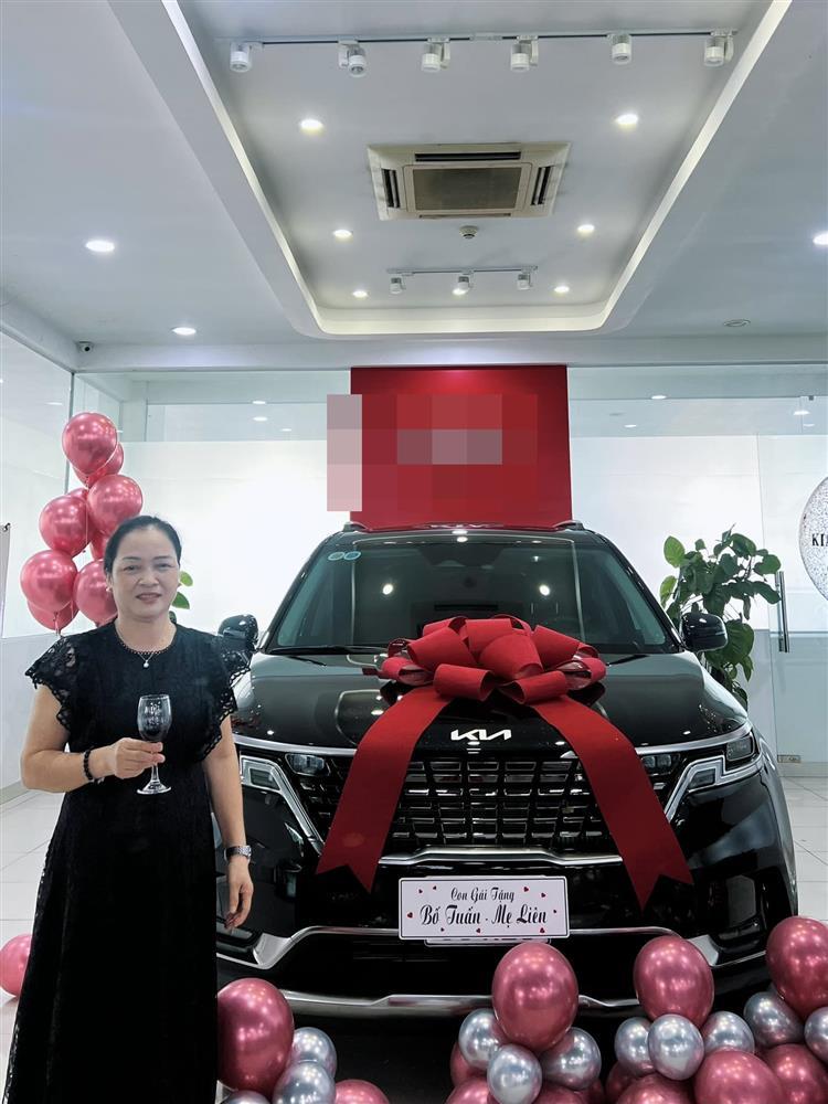 Hòa Minzy tặng bố mẹ xe hơi - nhà lầu, ai nấy trầm trồ-2