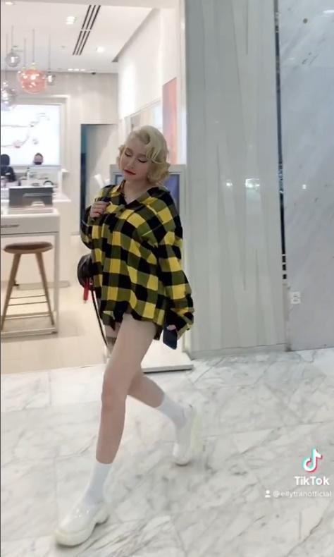 Không nhận ra Elly Trần mặt đơ, tóc vàng khè-1