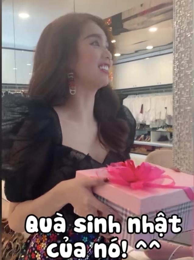 Những lần Ngọc Trinh tặng quà khủng cho em gái ruột Diệu Nhi-6