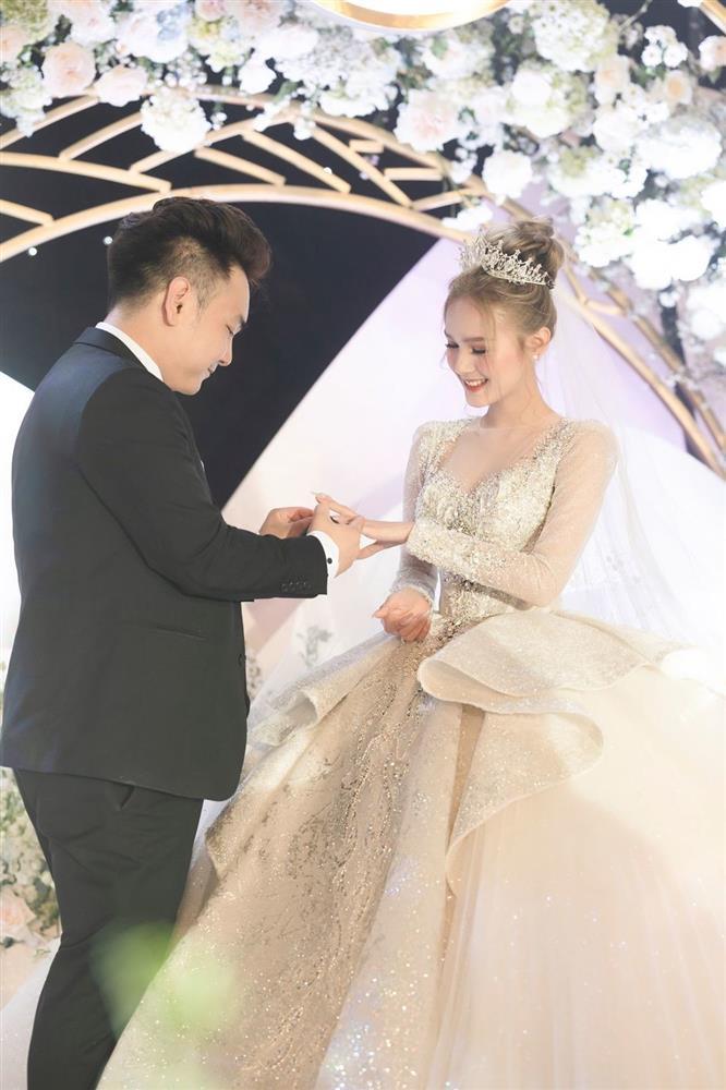 Xoài Non mặc đồ rẻ bèo xuống phố nhưng phối phụ kiện đắt đỏ-12