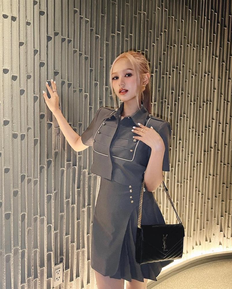 Xoài Non mặc đồ rẻ bèo xuống phố nhưng phối phụ kiện đắt đỏ-5