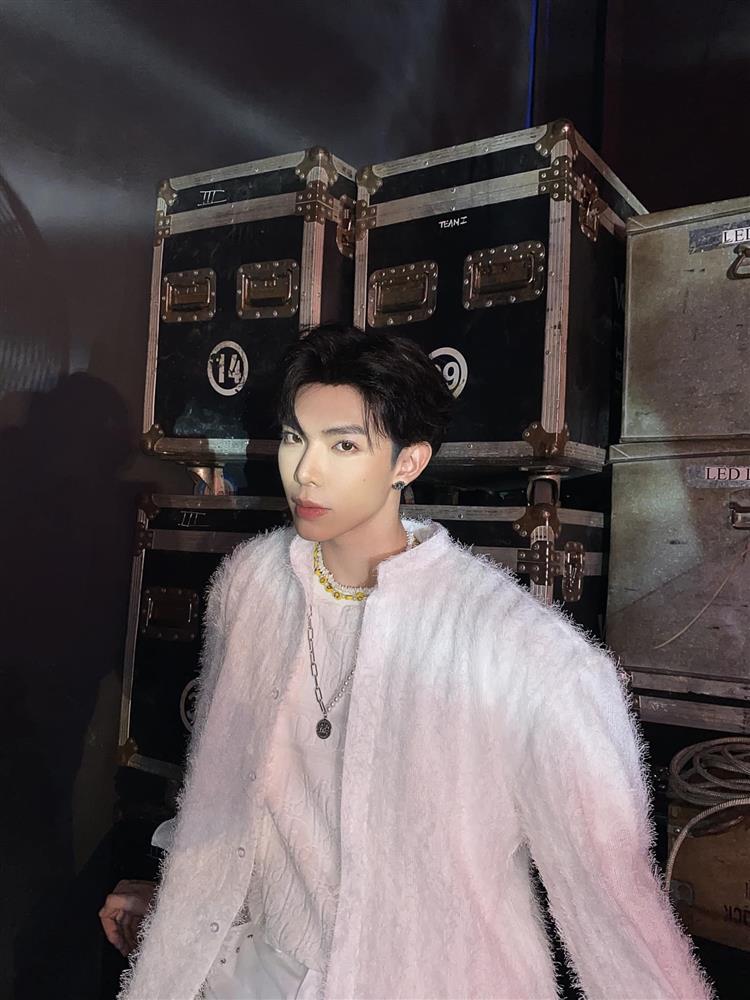 Erik cầu cứu khán giả vì quên béng lời bài hit triệu view-2