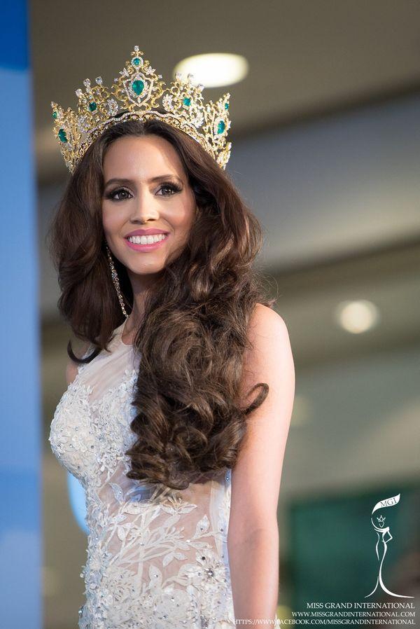 Thùy Tiên chụp cùng Miss Grand 2014, nhan sắc khó vượt-15