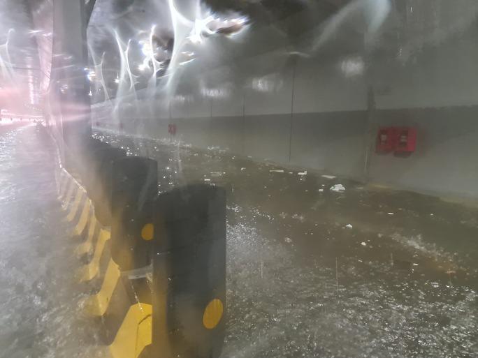 Đường phố thành sông, nước tràn vào nhà, bệnh viện ở Đà Nẵng-1