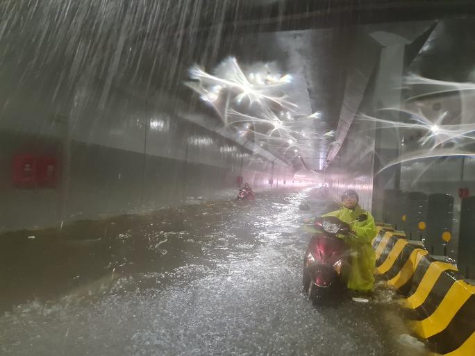 Đường phố thành sông, nước tràn vào nhà, bệnh viện ở Đà Nẵng-2