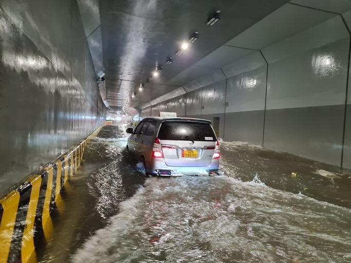 Đường phố thành sông, nước tràn vào nhà, bệnh viện ở Đà Nẵng-3