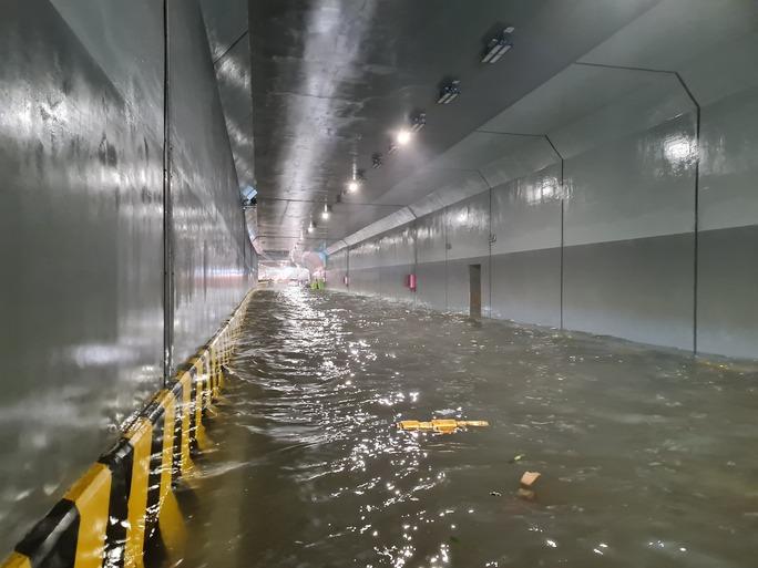 Đường phố thành sông, nước tràn vào nhà, bệnh viện ở Đà Nẵng-4