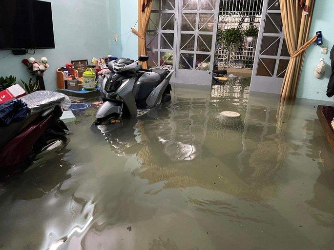 Đường phố thành sông, nước tràn vào nhà, bệnh viện ở Đà Nẵng-5