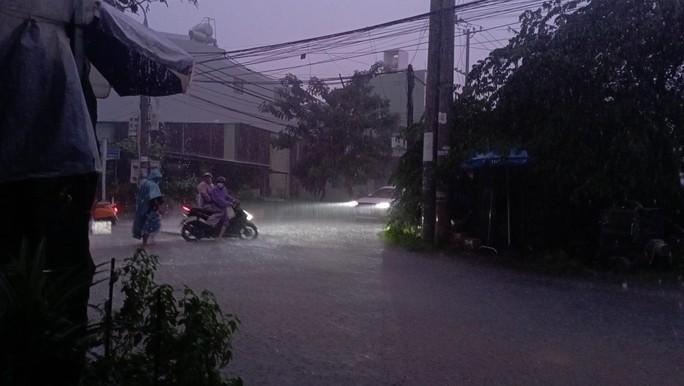 Đường phố thành sông, nước tràn vào nhà, bệnh viện ở Đà Nẵng-6