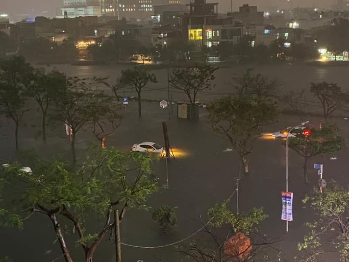 Đường phố thành sông, nước tràn vào nhà, bệnh viện ở Đà Nẵng-7