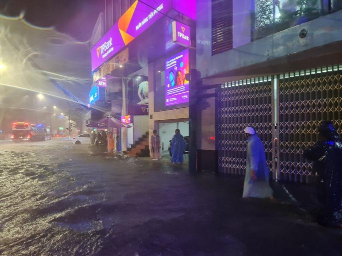 Đường phố thành sông, nước tràn vào nhà, bệnh viện ở Đà Nẵng-8