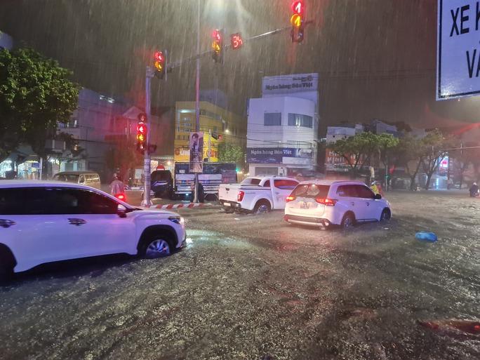 Đường phố thành sông, nước tràn vào nhà, bệnh viện ở Đà Nẵng-9