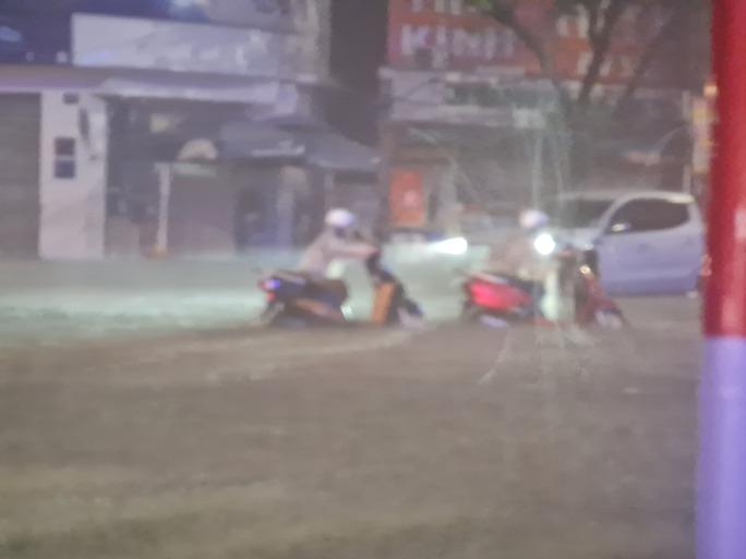 Đường phố thành sông, nước tràn vào nhà, bệnh viện ở Đà Nẵng-10