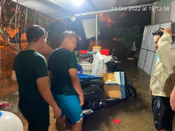 Đường phố thành sông, nước tràn vào nhà, bệnh viện ở Đà Nẵng-11