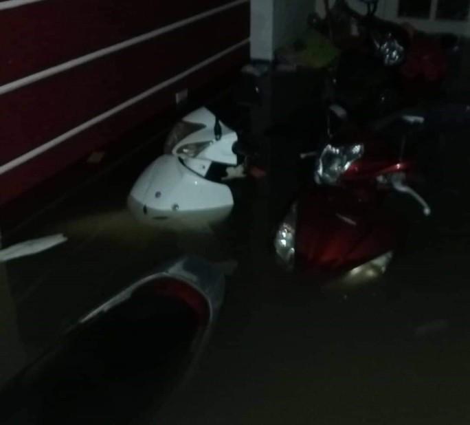 Đường phố thành sông, nước tràn vào nhà, bệnh viện ở Đà Nẵng-12