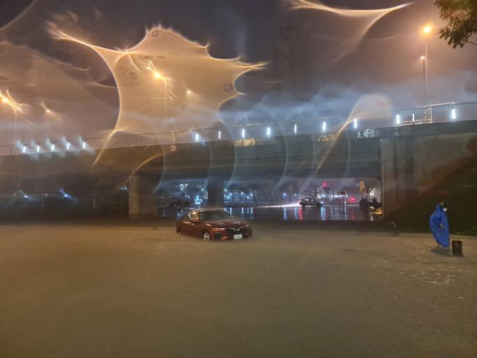 Đường phố thành sông, nước tràn vào nhà, bệnh viện ở Đà Nẵng-13