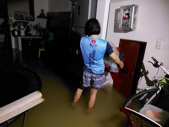Đường phố thành sông, nước tràn vào nhà, bệnh viện ở Đà Nẵng-14