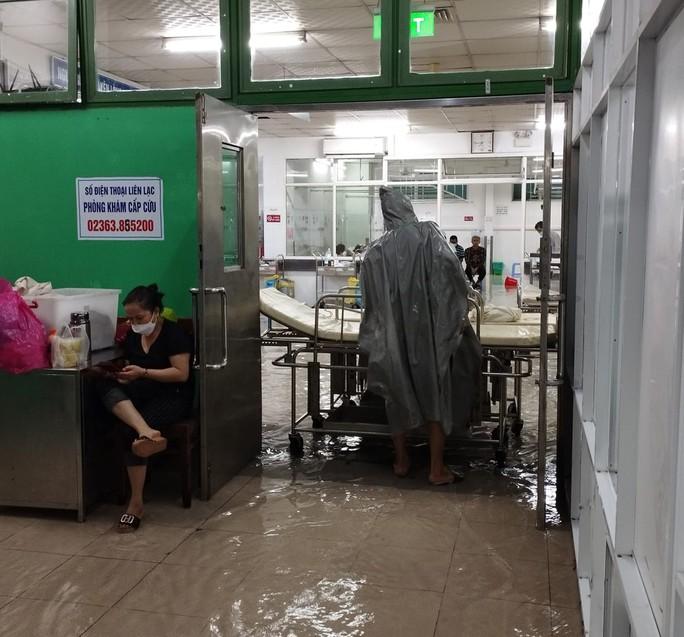 Đường phố thành sông, nước tràn vào nhà, bệnh viện ở Đà Nẵng-15