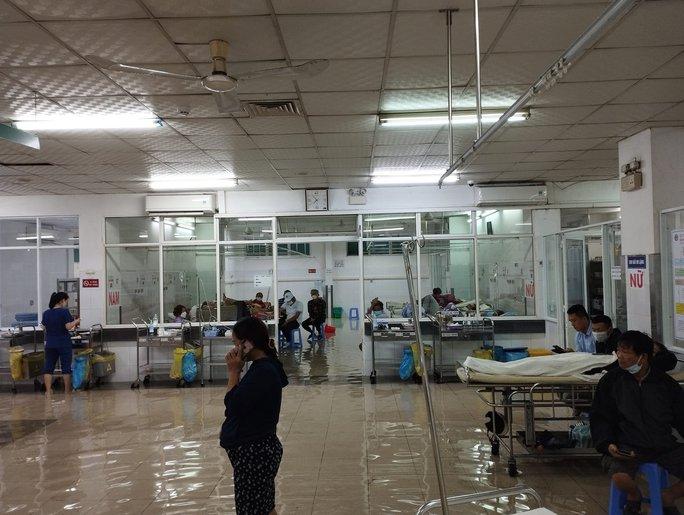 Đường phố thành sông, nước tràn vào nhà, bệnh viện ở Đà Nẵng-16
