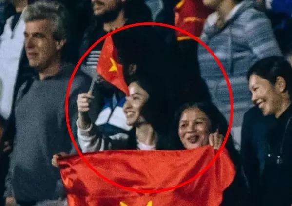 Chu Thanh Huyền gửi loạt ký hiệu yêu Quang Hải từ trời Tây-8