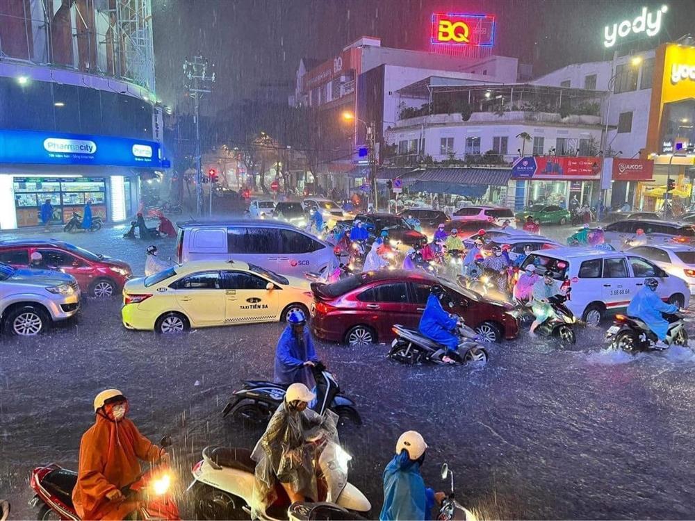 Ôtô trôi giữa phố, ngập trong các hầm gửi xe ở Đà Nẵng-1