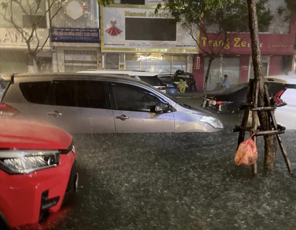 Ôtô trôi giữa phố, ngập trong các hầm gửi xe ở Đà Nẵng-4