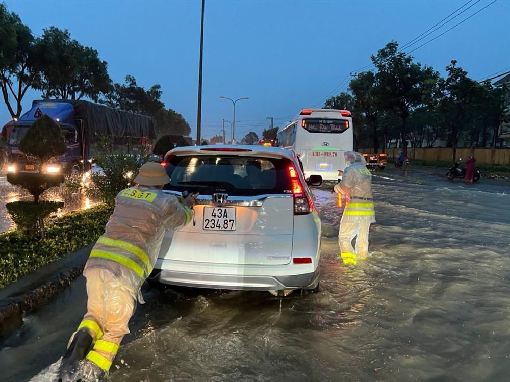 Ôtô trôi giữa phố, ngập trong các hầm gửi xe ở Đà Nẵng-7