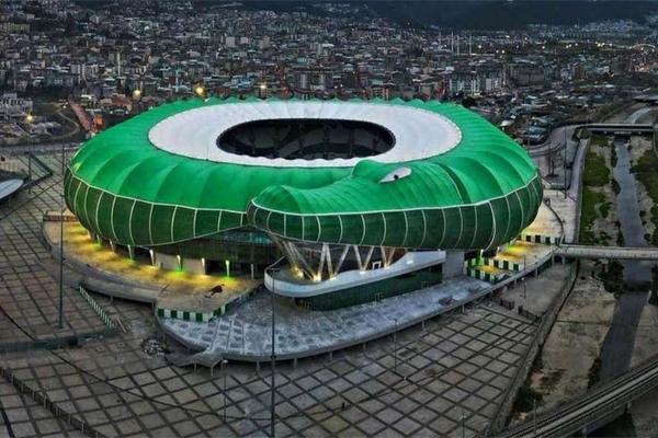 Công việc dọn bể cá sấu ở sở thú Mỹ-1