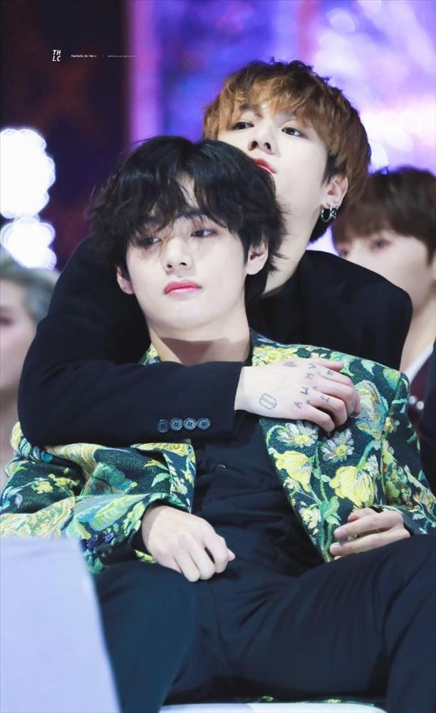 Clip Jungkook lột áo V khiến fan khóc thét vui mừng-1