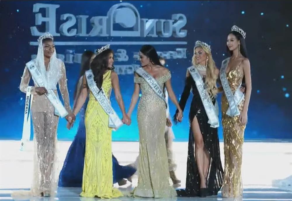 Chiều cao hoa hậu Bảo Ngọc một mình một tầng đêm chung kết-12