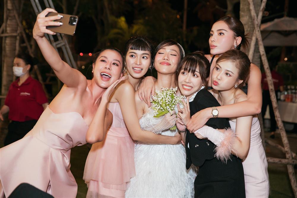 Hoa cưới 13 triệu của Diệu Nhi te tua theo dòng nước-4