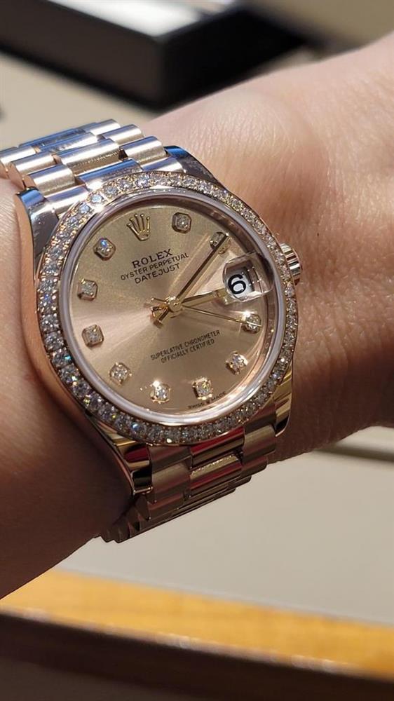 Việt Hương khoe quà sinh nhật khủng toàn đồng hồ, kim cương-8