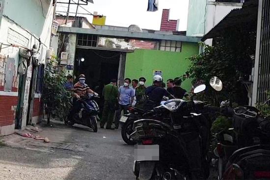 Đi học về, cậu bé thất kinh khi thấy bố mẹ chết gục trong nhà