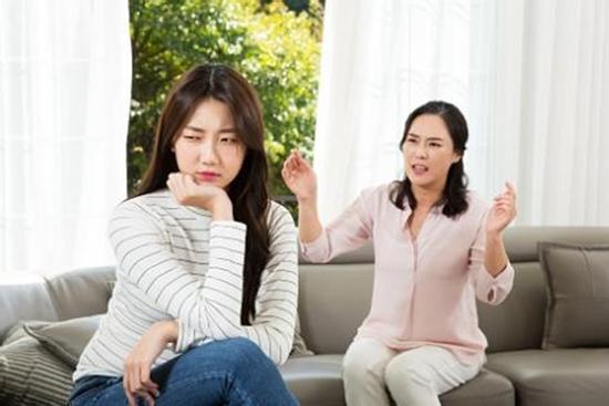 Nàng dâu chết ngất khi phát hiện cách mẹ chồng dạy con trai