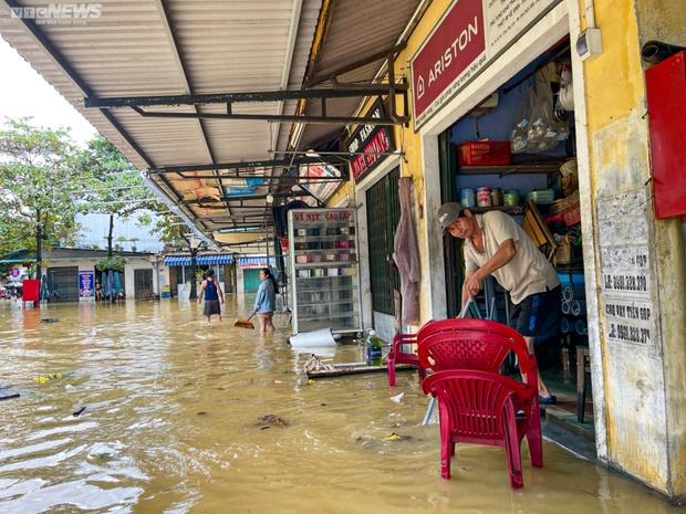 Huế: Hàng hóa bị lũ nhấn chìm, tiểu thương khóc nghẹn-1