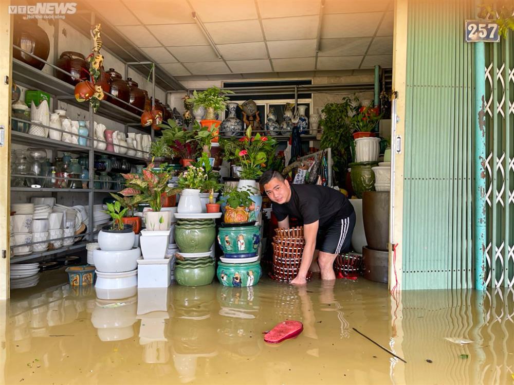 Huế: Hàng hóa bị lũ nhấn chìm, tiểu thương khóc nghẹn-2