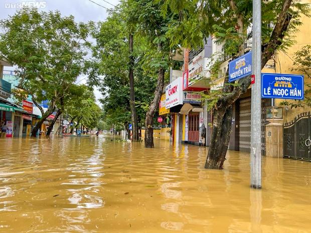 Huế: Hàng hóa bị lũ nhấn chìm, tiểu thương khóc nghẹn-5